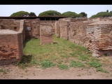 08162 ostia - regio v - via della fortuna della annonaria - edificio (v,iv,2) - 3. raum von westen - bli ri norden - 06-2024.jpg